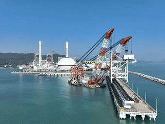 華潤海豐卸船機(jī)順利吊裝，助力粵港澳大灣區(qū)能源供應(yīng)