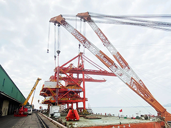 惠來(lái)電廠2臺(tái)卸船機(jī)整機(jī)吊裝上岸