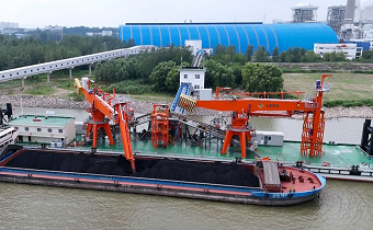 國內(nèi)首臺套！華新機電天新研究院自研卸煤浮式螺旋卸船機在國能池州投運
